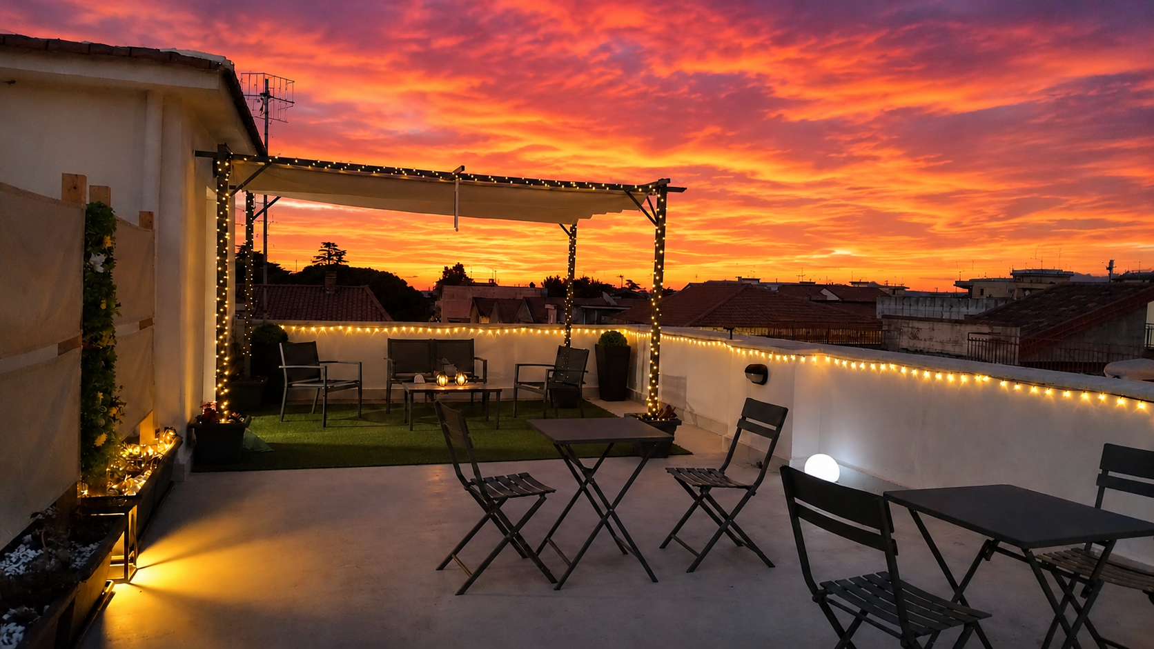 Terrazza panoramica di Aghena al tramonto con vista sui tetti di Giarre