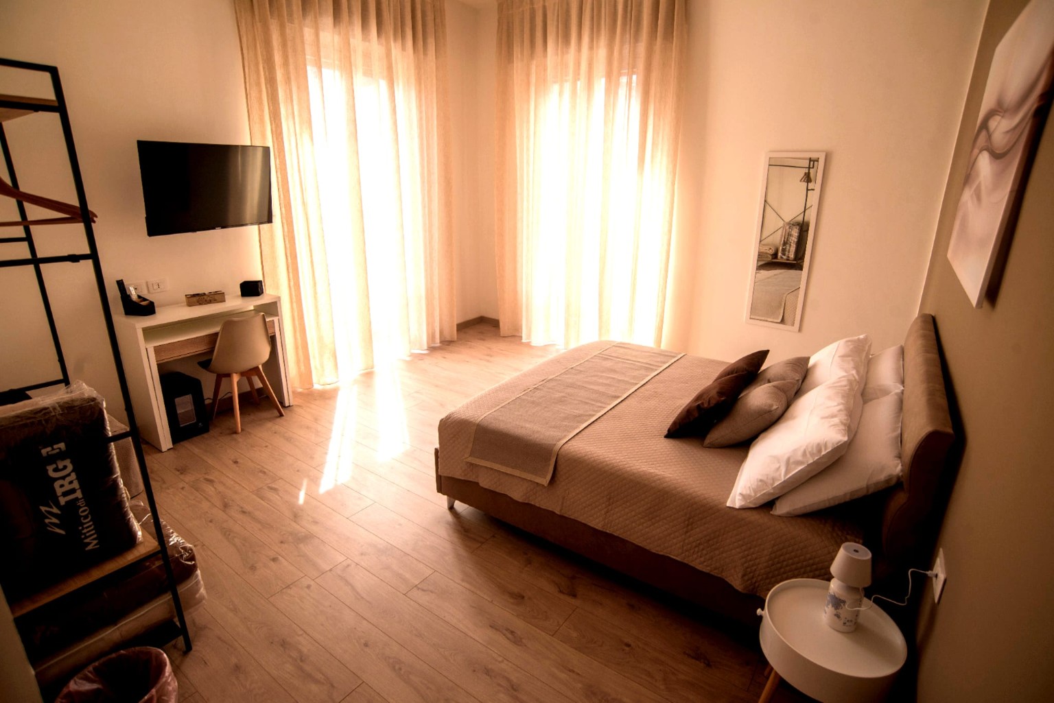 Camera Aghena con letto matrimoniale e due finestre