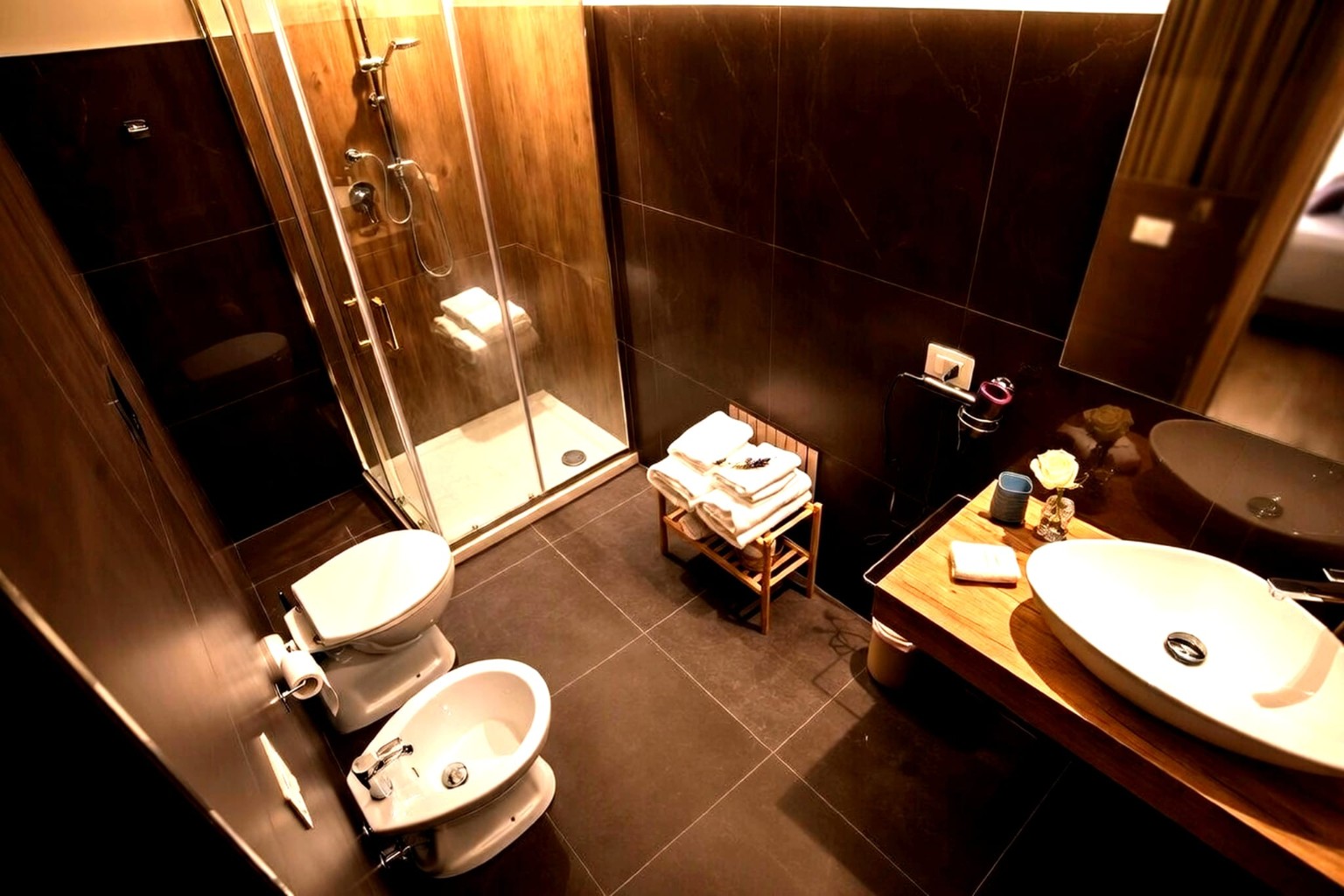 Bagno Aghena con doccia e lavabo