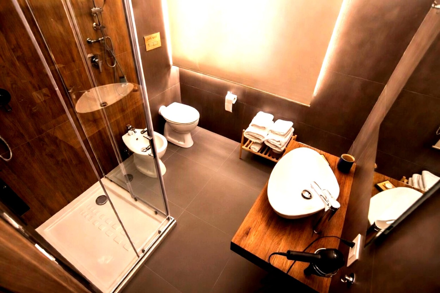 Bagno Aghena con doccia in vetro