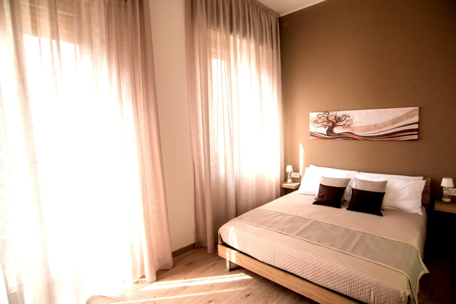 Camera Aghena con letto matrimoniale e ampie tende