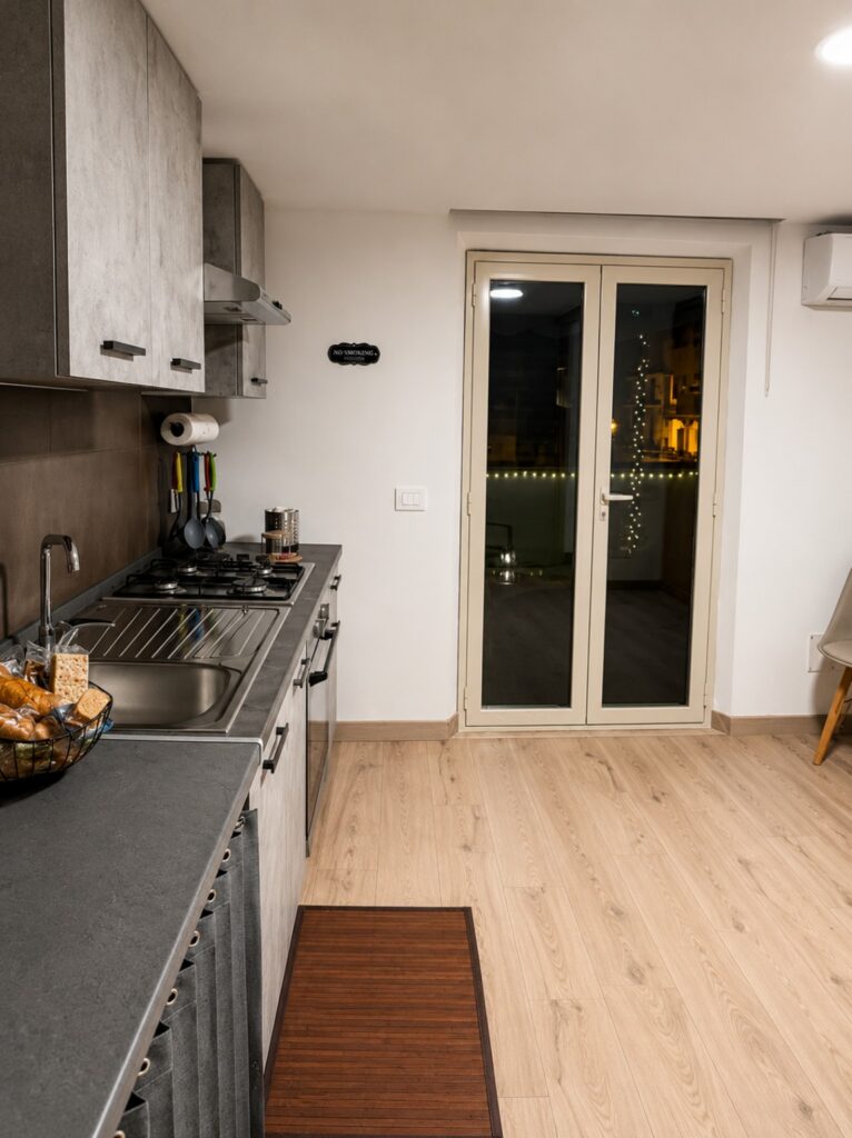 Cucina di Aghena con accesso diretto alla terrazza illuminata